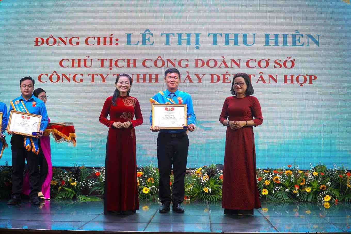 Permanent Deputy Secretary of the Dong Nai Provincial Labor Union Bui Thi Bich Thuy (left in the photo) awards Chairman of the Trade Union of the Dong Nai Provincial Labor Union Dang Tuấn Tú. Photo: HAC