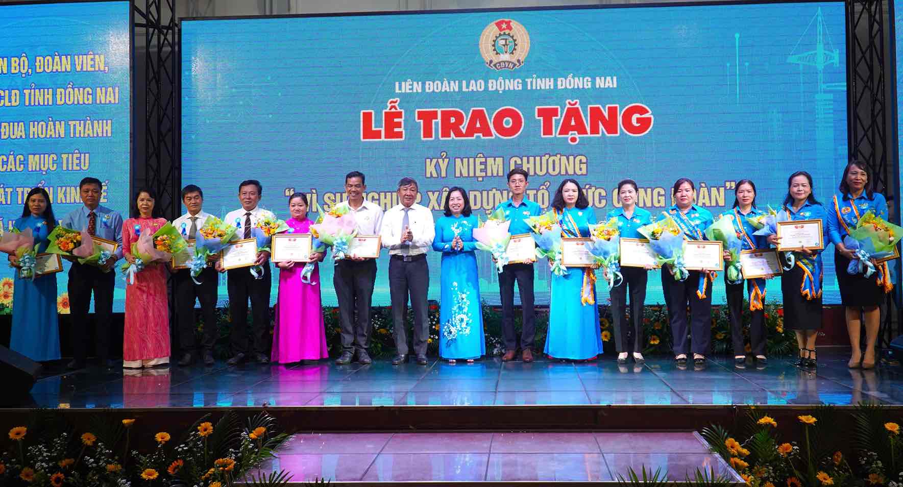 Ông Hồ Thanh Sơn - Phó Bí thư Thường trực Tỉnh ủy Đồng Nai và bà Thái Thu Xương - Phó Chủ tịch Thường trực Tổng LĐLĐVN - trao khen thưởng cho cán bộ công đoàn xuất sắc tiêu biểu. Ảnh: HAC