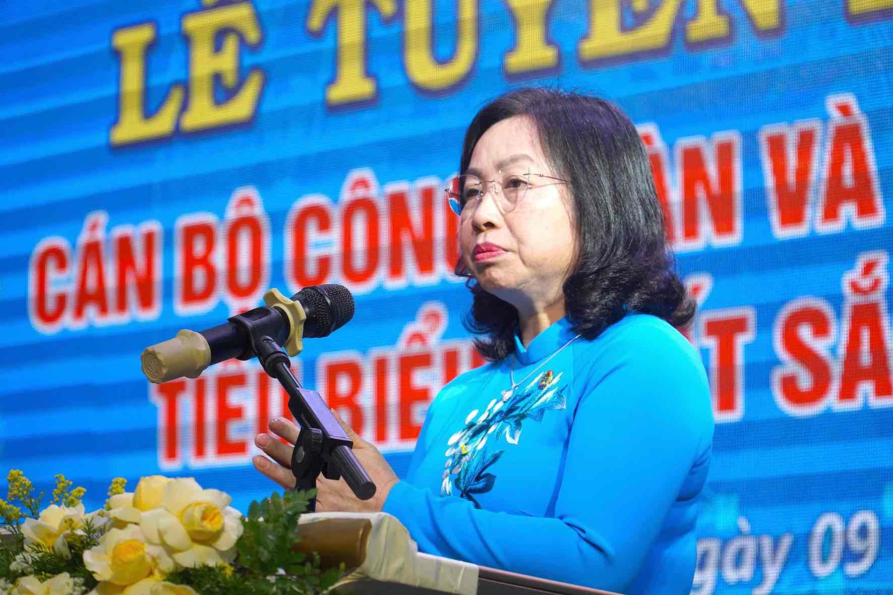 Permanent Deputy Chairwoman of the Vietnam General Confederation of Labor Thai Thu Xuan delivers a speech at the award ceremony. Photo: HAC