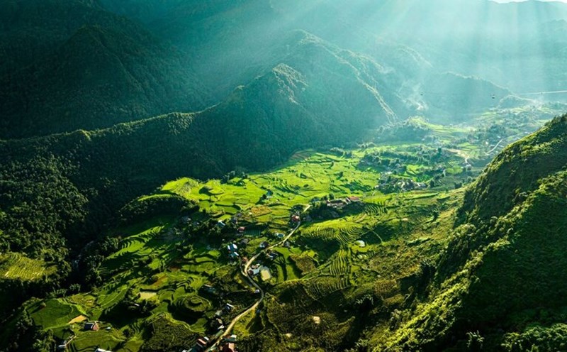 Sa Pa đẹp như một thế giới thần tiên với những thửa ruộng bậc thang xanh ngút ngàn tầm mắt.