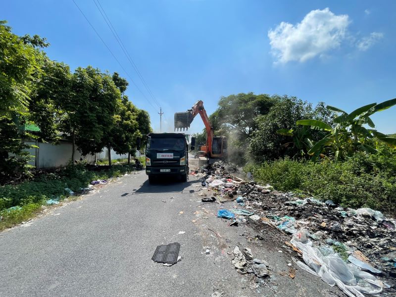 Xe tải và máy xúc thực hiện thu dọn rác thải tự phát trong cụm công nghiệp thị trấn Vũ Thư ở tỉnh Thái Bình để đưa đến nơi tập kết, xử lý tập trung. Ảnh: Nam Hồng