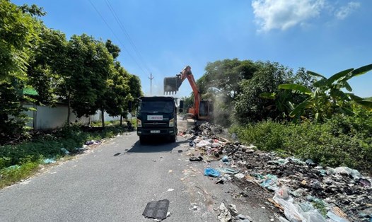 Xe tải và máy xúc thực hiện thu dọn rác thải tự phát trong cụm công nghiệp thị trấn Vũ Thư ở tỉnh Thái Bình để đưa đến nơi tập kết, xử lý tập trung. Ảnh: Nam Hồng