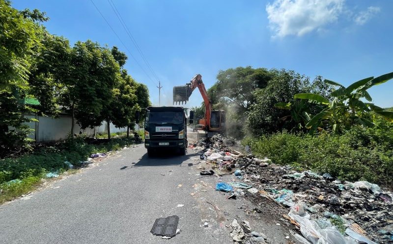 Xe tải và máy xúc thực hiện thu dọn rác thải tự phát trong cụm công nghiệp thị trấn Vũ Thư ở tỉnh Thái Bình để đưa đến nơi tập kết, xử lý tập trung. Ảnh: Nam Hồng