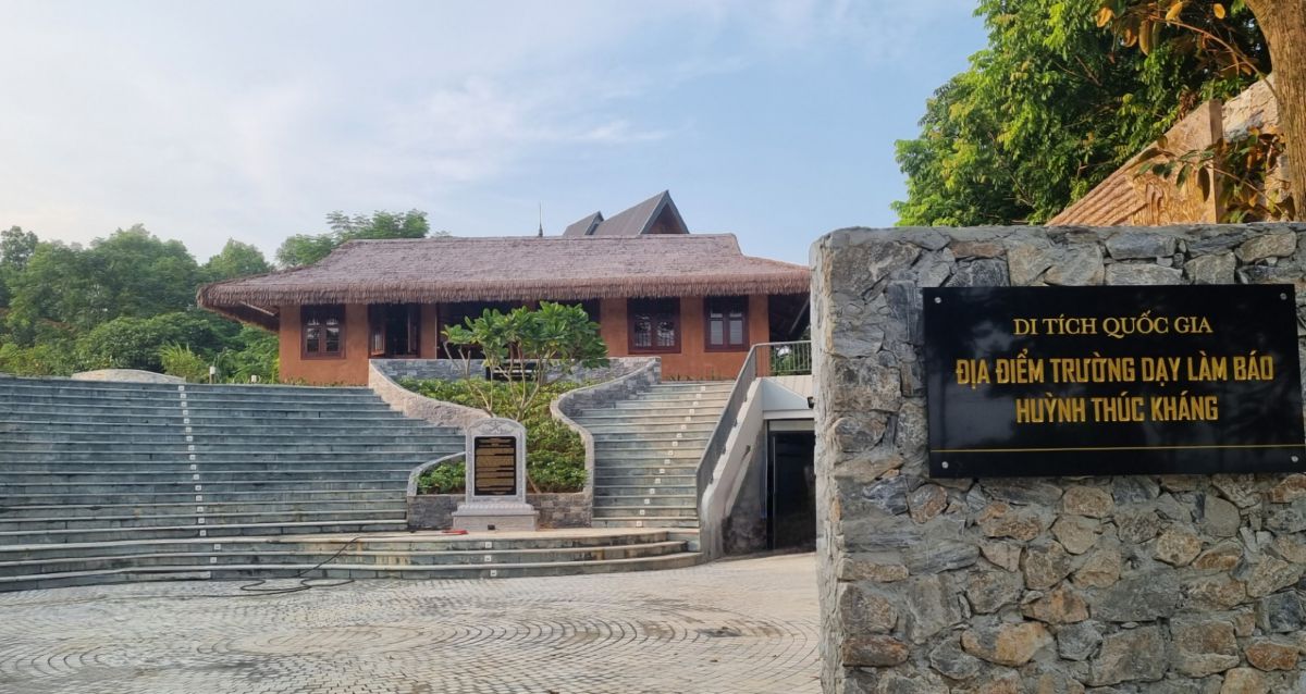 Di tích lịch sử cấp Quốc gia địa điểm Trường dạy làm báo Huỳnh Thúc Kháng tại xóm Gốc Mít, xã Tân Thái (Đại Từ, Thái Nguyên) được trùng tu, xây dựng với 3 đơn nguyên chính, mô phỏng, phục dựng các hạng mục của di tích. Ảnh: Lam Thanh