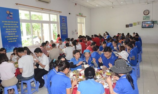Bữa cơm Công đoàn đem lại niềm vui, sự xúc động cho người lao động Công ty Cổ phần Bao bì Đạm Phú Mỹ. Ảnh: CĐCS