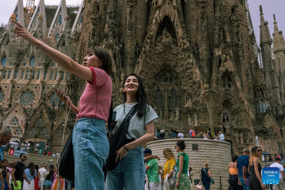 Khách tham quan nhà thờ Sagrada Familia ở Barcelona, ​​Tây Ban Nha, tháng 7.2023. Ảnh: Xinhua