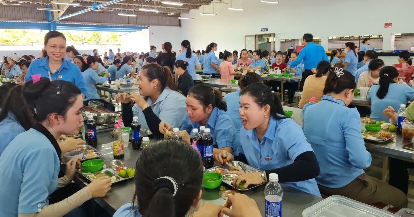 Workers participating in the Trade Union Meal. Photo: Huỳnh Ngân