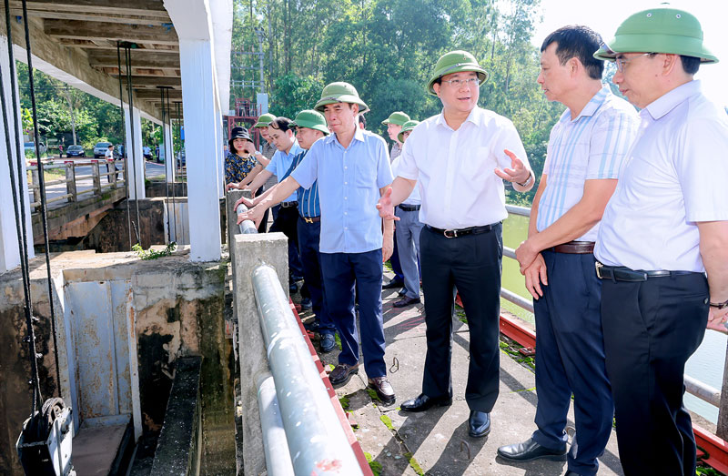 Chairman of the People's Committee of Vinh Phuc Province Tran Duy Dong inspects the work of disaster prevention and search and rescue at Dai Lai reservoir. Photo: Khanh Linh