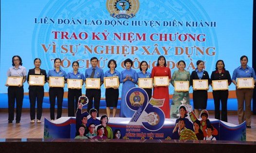 Trao Kỉ niệm chương vì sự nghiệp xây dựng tổ chức Công đoàn cho các cán bộ Công đoàn huyện Diên Khánh. Ảnh: Phương Linh