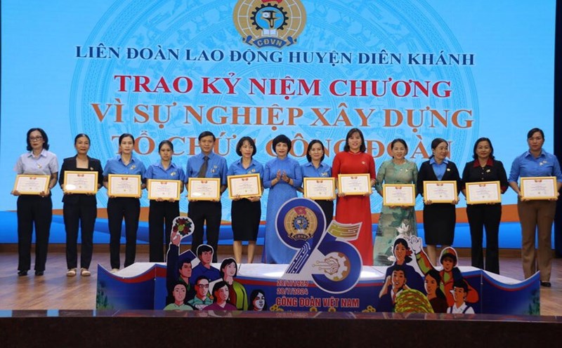Trao Kỉ niệm chương vì sự nghiệp xây dựng tổ chức Công đoàn cho các cán bộ Công đoàn huyện Diên Khánh. Ảnh: Phương Linh
