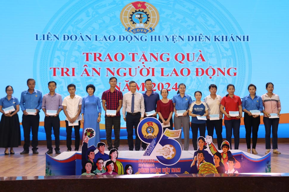 Expressing gratitude to workers who have worked for a long time at enterprises in Diên Khánh District. Photo: Phương Linh