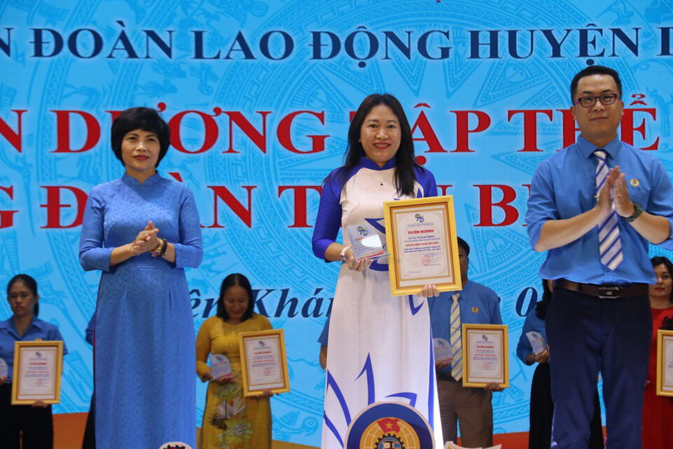 Leaders of the Labor Union of Khánh Hòa and the Labor Union of Diên Khánh District award certificates to outstanding trade union officials. Photo: Phương Linh