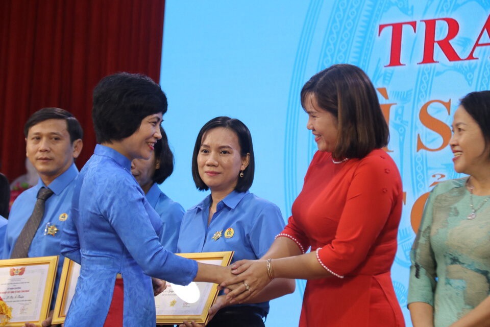 Mrs. Trần Thị Hương, Vice Chairman of the Labor Union of Khánh Hòa Province, awards the Commemorative Medal for the Cause of Building the Trade Union to officials of trade union chapters in Diên Khánh District. Photo: Phương Linh