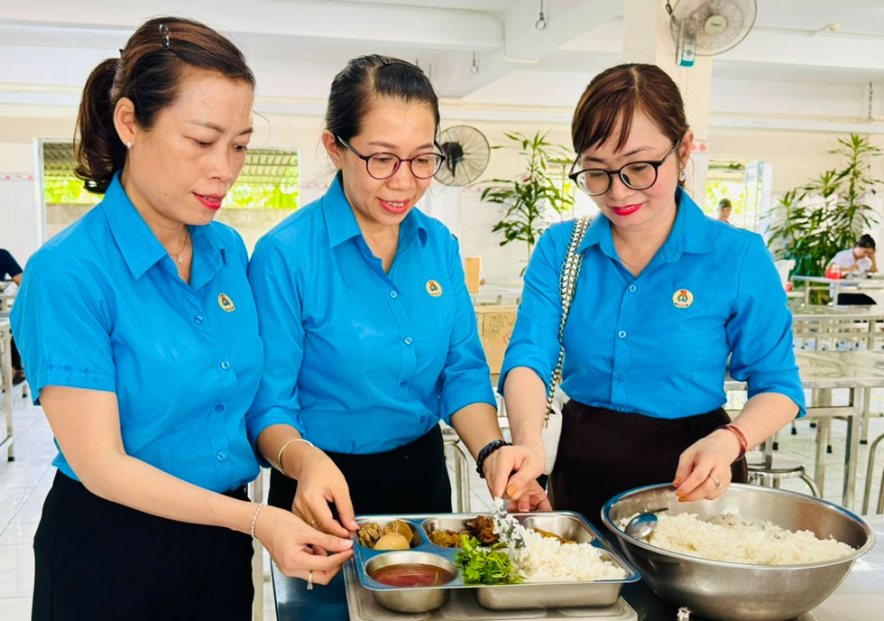 “Mệt mà vui“. Union staff served lunch for workers. Photo: Tuyết Hoa.