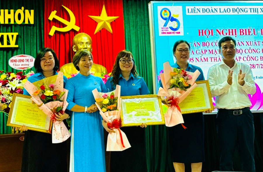 An Nhon LĐLĐ received a comprehensive commendation certificate in 2023 from the Vietnam General Confederation of Labor. Photo: Tuyết Hoa.