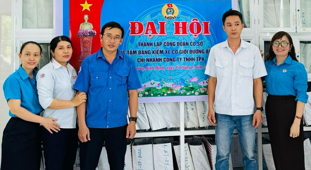 Established 7 trade union bases. Photo: Ra mắt Ban chấp hành công đoàn chi nhánh đăng xe cơ giới đường bộ TPV. Photo: An Nhon. 