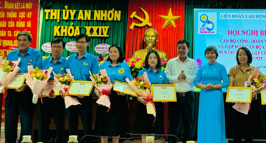 Deputy Chairman of the Standing Committee of the LĐLĐ of Bình Định Province Nguyễn Thị Bích Thủy awarded the Commemorative Medal “For the cause of building the trade union organization” to individuals. Photo: An Nhon.