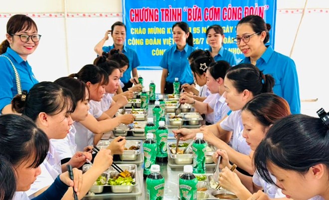 Hỗ trợ 30 ngàn đồng/suất ăn “Bữa cơm Công đoàn”