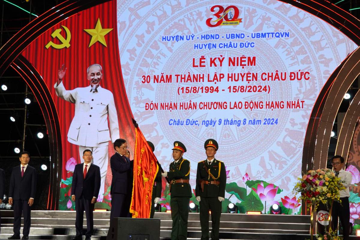 Lễ đón nhận Huân chương Lao động hạng Nhất tại huyện Châu Đức. Ảnh: Thành An