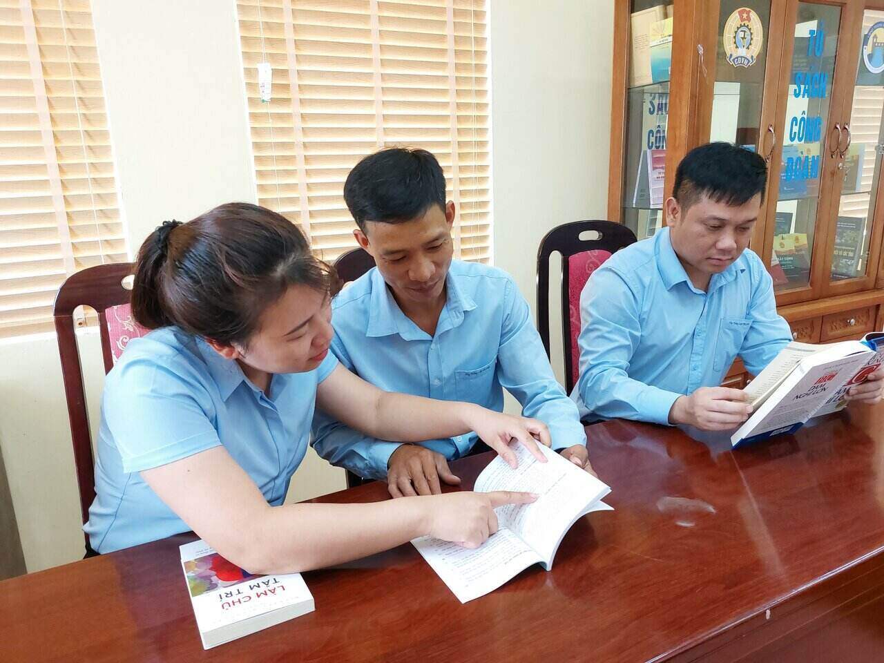 Laborers of the Company reading books at the Trade Union Bookshelf. Photo: Ngoc Anh