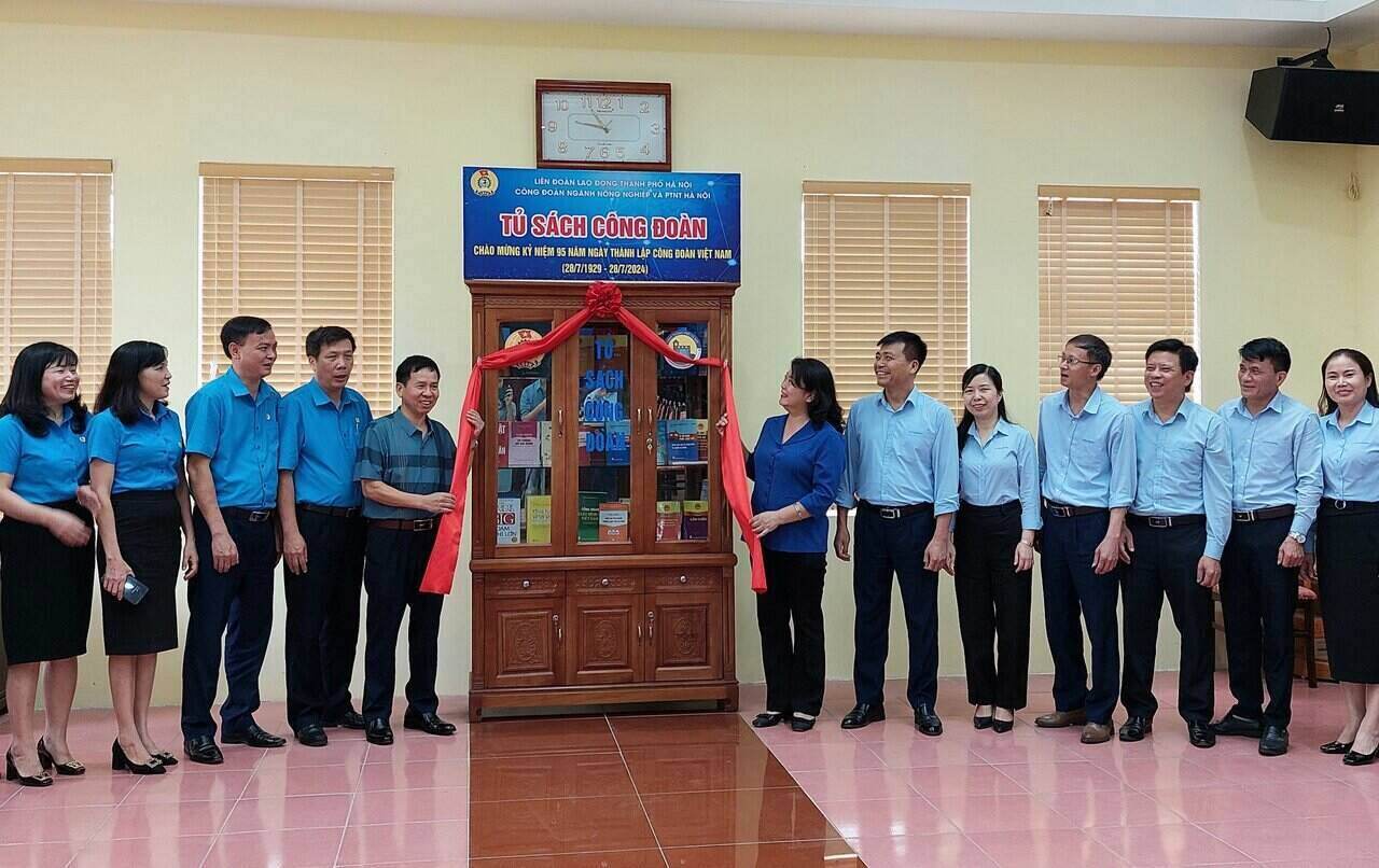 Tủ sách Công đoàn được xây dựng tại Công ty TNHH Đầu tư phát triển Thủy Lợi Hà Nội. Ảnh: Ngọc Ánh