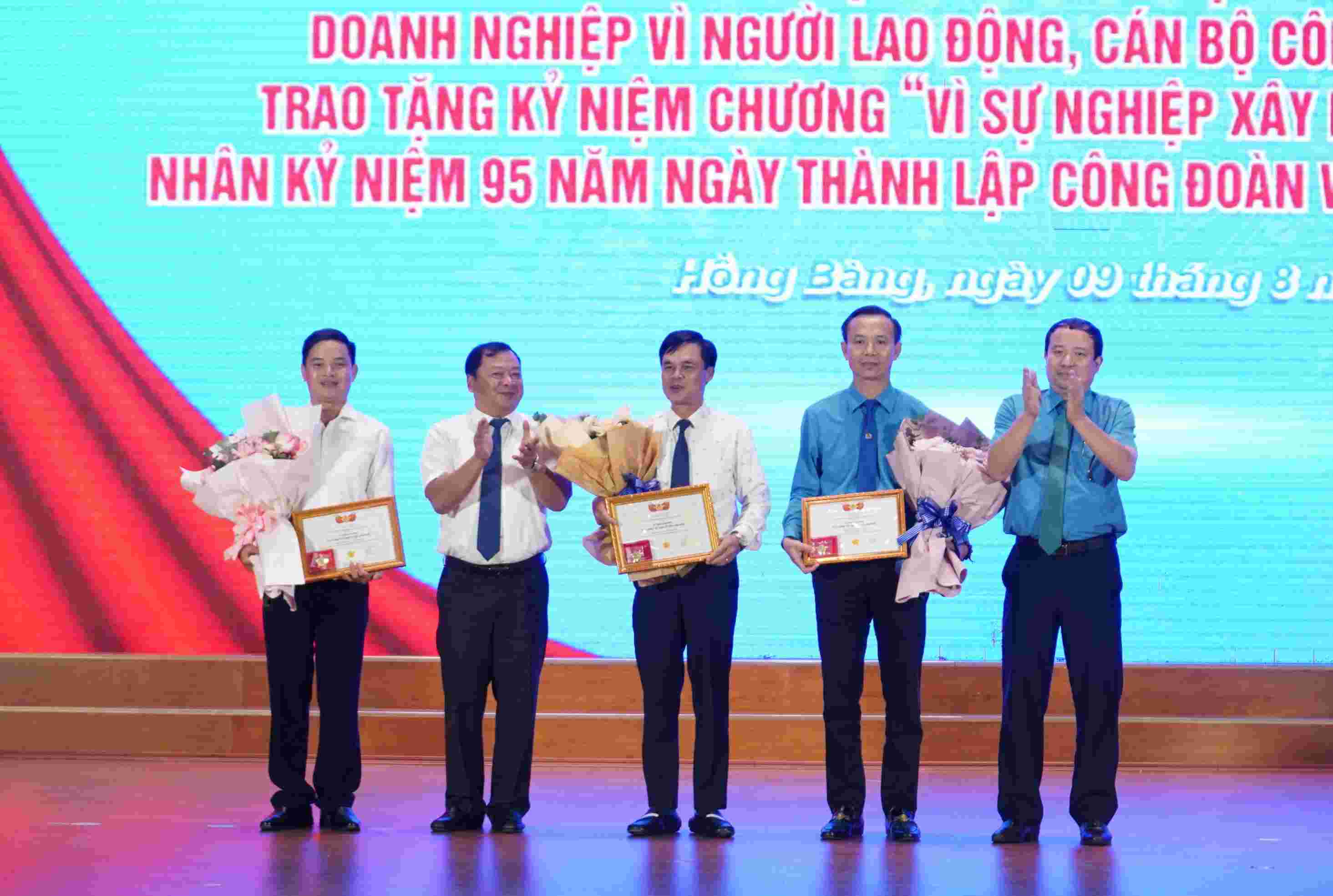 Leaders of the Haiphong City Labor Confederation award the Commemorative Medal for the Cause of Building the Trade Union Organization to individuals. Photo: Mai Dung