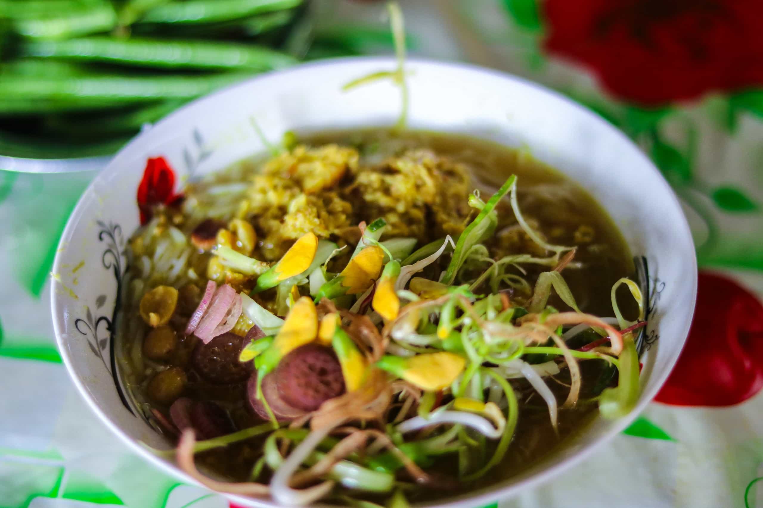 A standard bowl of beef noodle soup will have the ingredients of snakehead fish meat, vegetables served with shiny golden broth. Photo: Thanh Bui