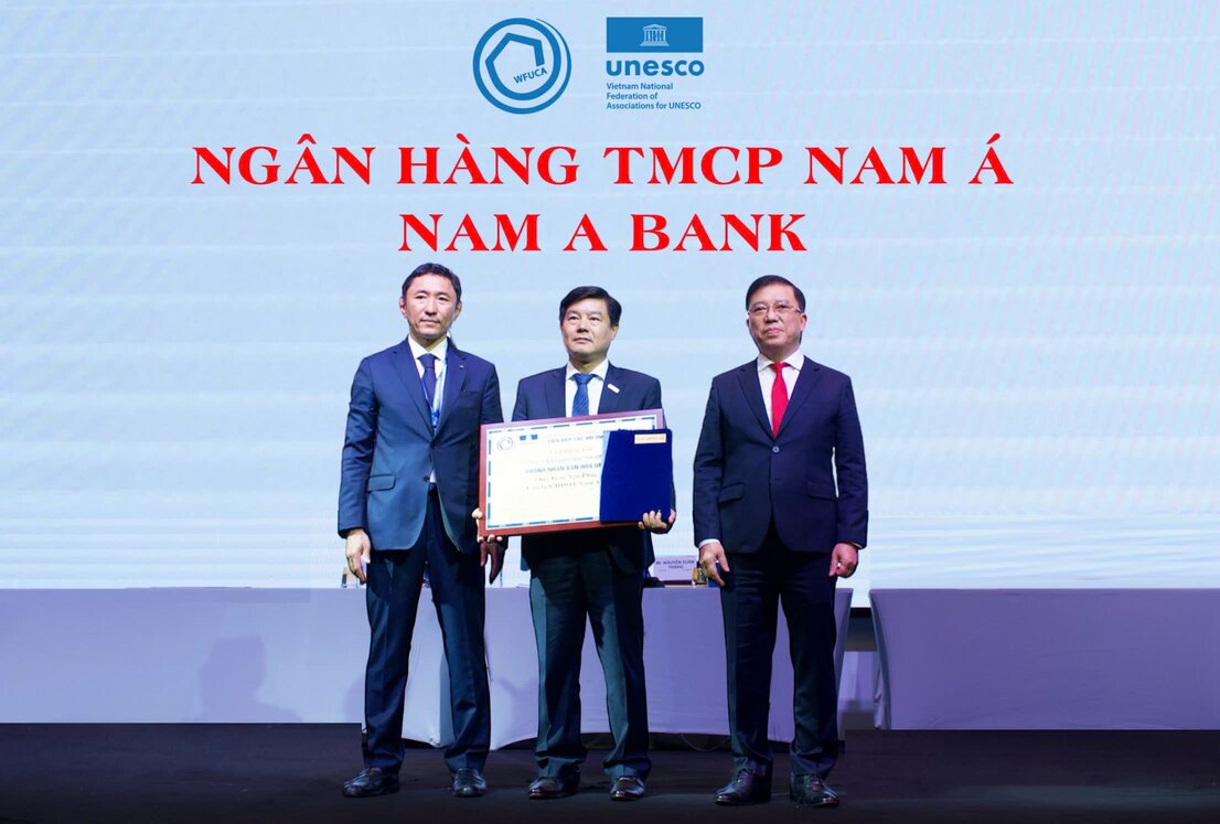 Đại diện Nam A Bank nhận danh hiệu ''Doanh nghiệp văn hóa UNESCO Châu Á Thái Bình Dương“.