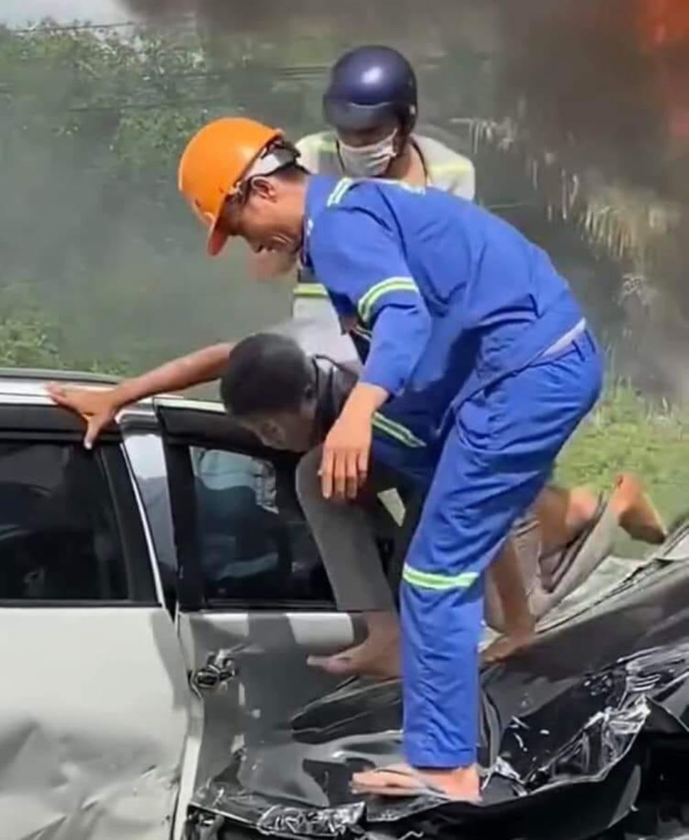 Along with Mr. Tài, Mr. Thành and many other people participated in rescuing the victim after the serious accident. Photo: Cut from clip