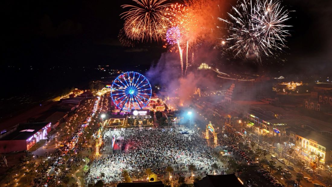 Fireworks display during the 30.4 - 1.5 holiday just passed. Photo: Duy Tuấn
