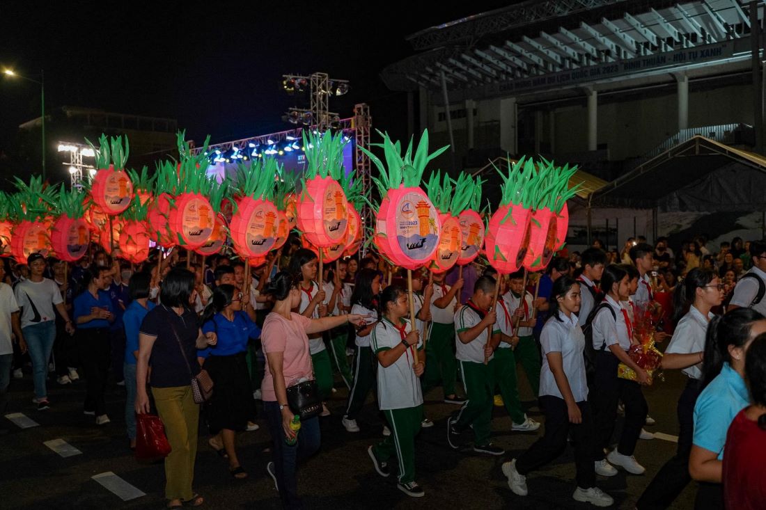 Small lanterns participating in the Mid-Autumn Festival lantern procession. Photo: Duy Tuấn