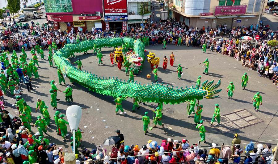 Performance of dragon and lion in the Quan The De Tam Festival in 2022. Photo: Duy Tuấn