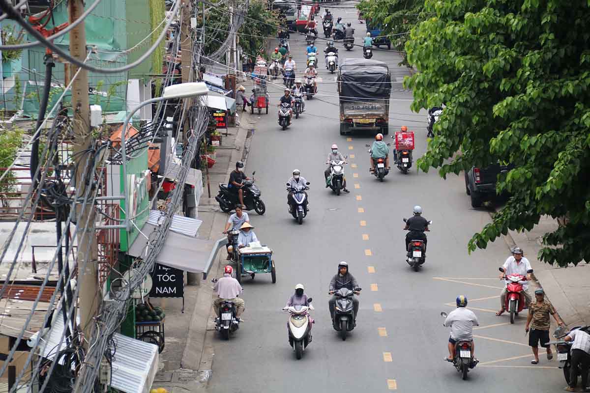  Ông Lê Anh Hiền, người dân sống tại khu vực này cho biết, tuyến đường này ùn tắc và ngập nước đã nhiều năm qua, gây ảnh hưởng đến đời sống của người dân. “Tôi mong dự án sớm được triển khai để việc đi lại của người dân dễ dàng hơn“, ông Hiền nói.