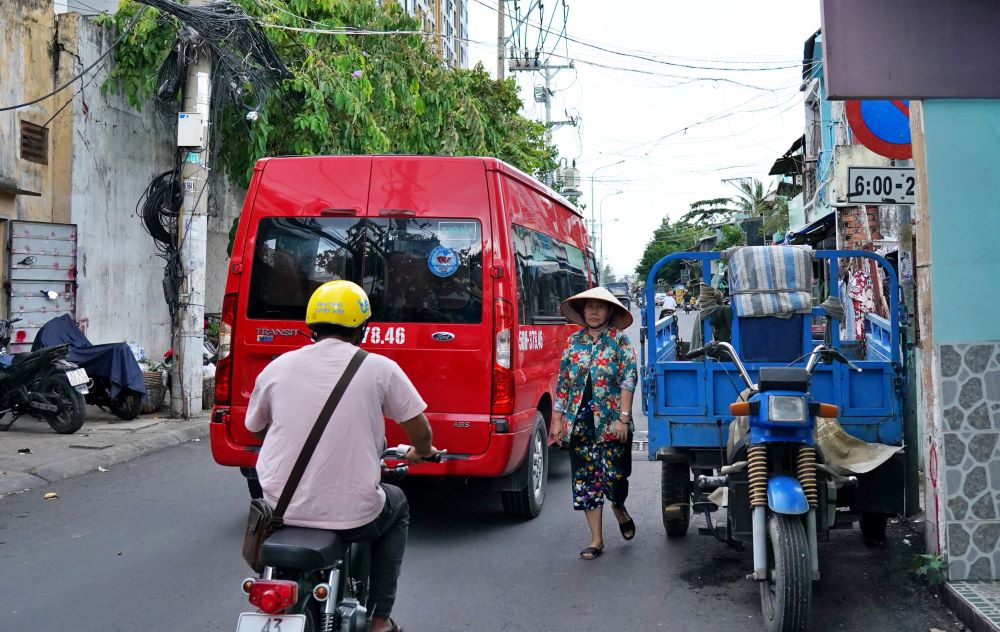  Theo ghi nhận, đường Tôn Thất Thuyết (Quận 4) chạy dọc kênh Tẻ, mặt đường hiện hữu 10 m, 2 làn xe. Đây là khu vực có mật độ dân cư đông đúc, mật độ lưu thông lớn nên thường xuyên xảy ra ùn tắc.