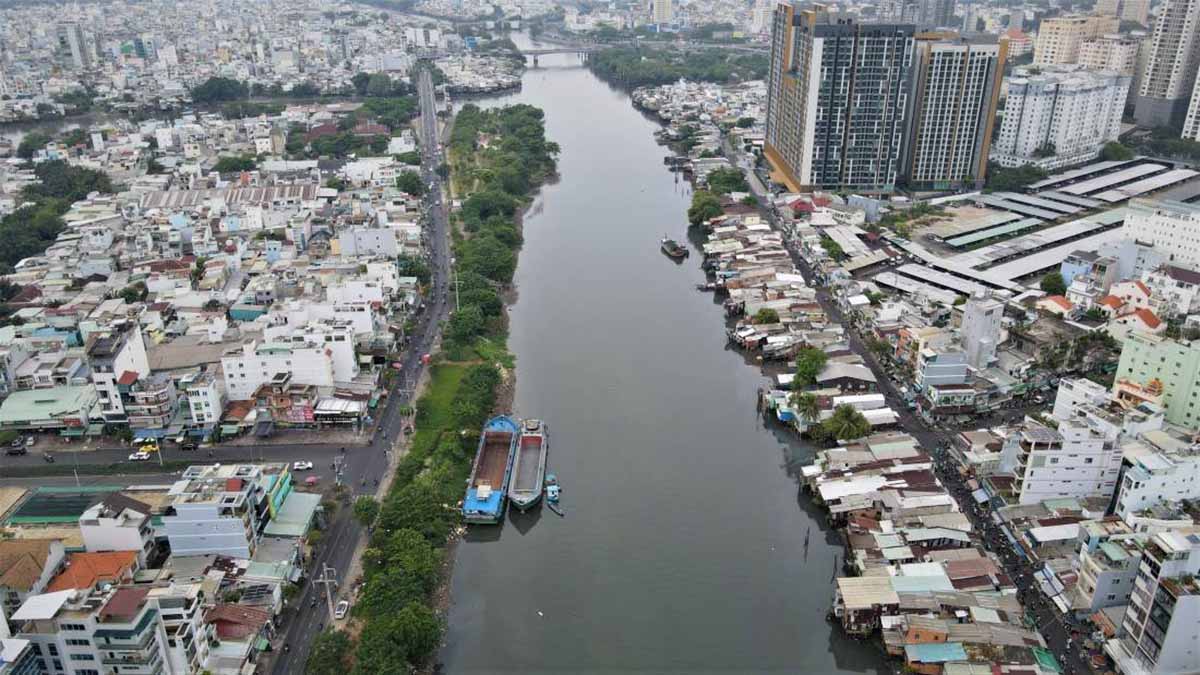 Đường Tôn Thất Thuyết (Quận 4, TPHCM) dọc bờ kênh Tẻ.