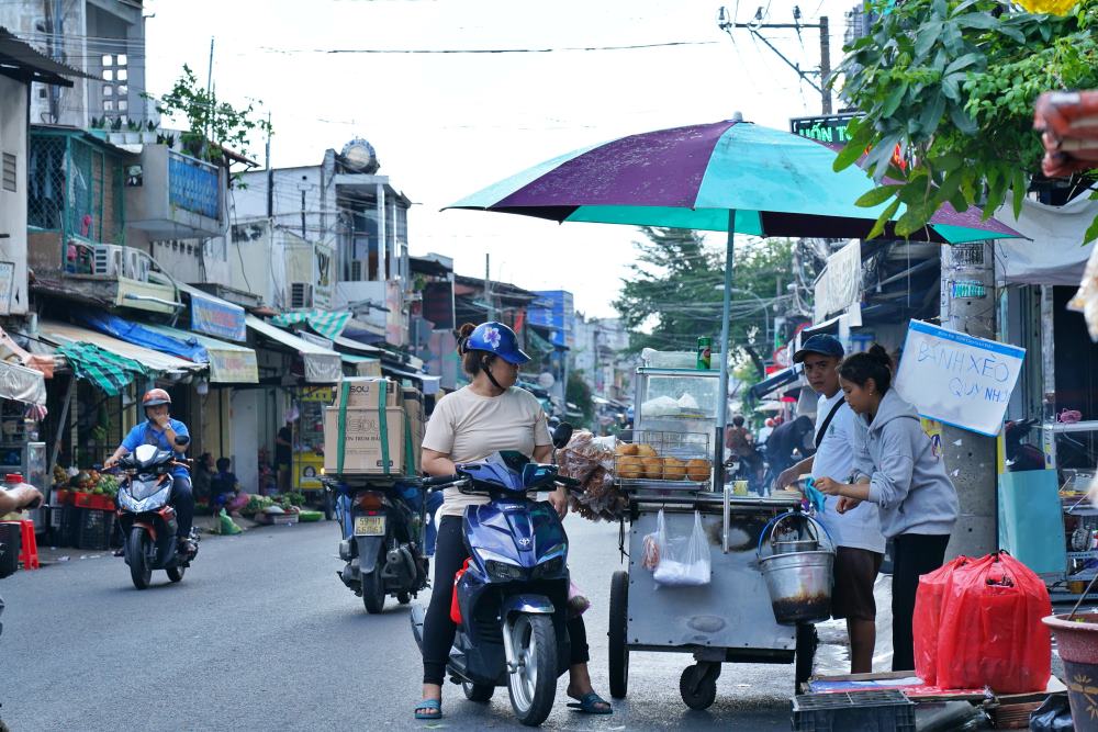  Dọc trên tuyến đường, nhiều khu chợ tự phát, hàng quán mọc lên khiến cho tình hình giao thông càng thêm phức tạp, nhất là vào các khung giờ cao điểm.