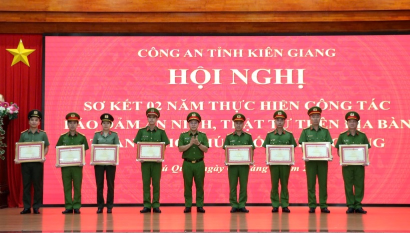 Trung tướng Nguyễn Văn Long – Thứ trưởng Bộ Công an trao Bằng khen cho tập thể, cá nhân có thành tích xuất sắc trong công tác bảo đảm an ninh trật tự trên địa bàn TP Phú Quốc. Ảnh: Tiến Dũng