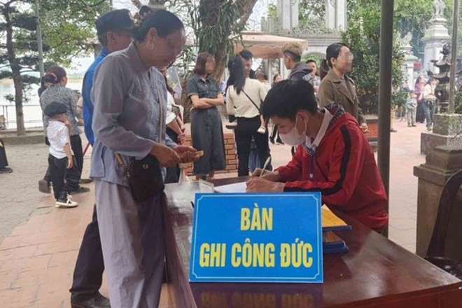 Ghi chép tiền công đức tại Đền Chợ Củi đầu năm 2024 khi đã chuyển từ tư nhân sang nhà nước quản lý. Ảnh: Trần Tuấn.