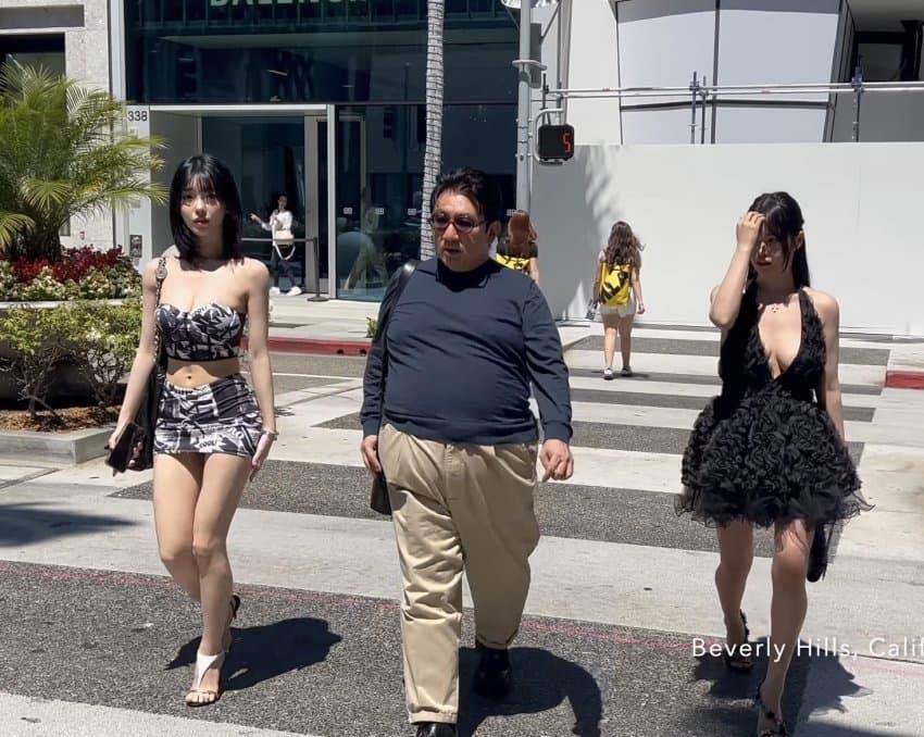 Bang Si Hyuk walking in the street in the US with female BJ Soyeon (left) and another girl. Photo: Naver