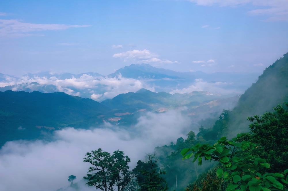 Về kinh nghiệm săn mây, du khách nên theo dõi kỹ thời tiết của Mai Châu, Hòa Bình. Nếu nhiệt độ dưới 20 độ C, gió dưới 8km/h, trời nắng thì mây sẽ lên đẹp nhất. Biển mây thường xuất hiện vào khoảng 6h – 11h sáng.