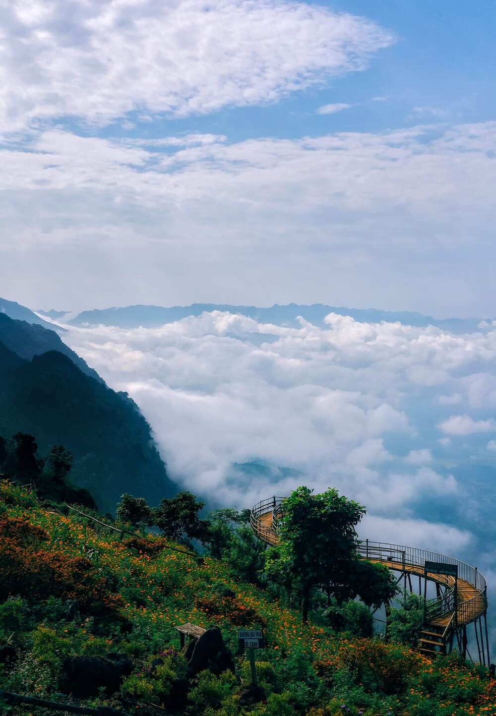 Về đường đến Pà Cò, anh Tú khẳng định: “Đường đến Pà Cò từ Hà Nội tương đối dễ đi, lộ trình không quá dài, có thể coi là 1 trong những cung đường dễ đi nhất ở các tỉnh vùng núi phía Bắc rồi. Nếu di chuyển bằng xe máy thì các bạn nên đi xe số để tiện cho việc di chuyển, đổ đèo...”. 