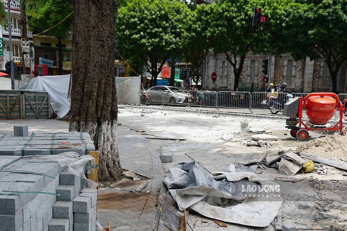 According to Ba Dinh District People's Committee, Hanoi Department of Transport has granted permission for the district to renovate Hang Cot Street to upgrade Vạn Xuân Park; at the same time, seeking opinions from competent authorities to reorganize traffic in this area to expand the park space.