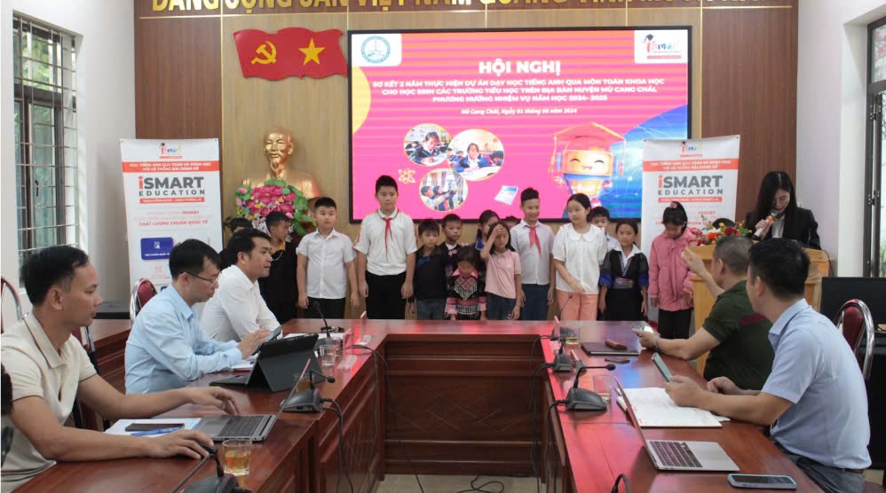 Local leaders and iSMART representatives award prizes to students with excellent English Math and English Science results in the 2023-2024 academic year