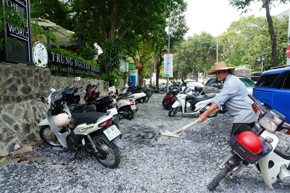 Cách đó hơn 1km, đoạn vỉa hè trên đường Nguyễn Văn Chiêm (Quận 1) cũng đang được nâng cấp, sửa chữa.