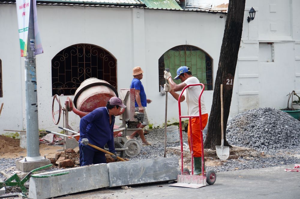 Sắp tới, Quận 1 sẽ đẩy mạnh nâng cấp trên hiện trạng 64 tuyến hẻm, dự kiến khởi công trong tháng 10 tới. Các tuyến hẻm sau khi hoàn thành sẽ được nâng cấp hệ thống thoát nước, tăng khả năng tiêu thoát nước.