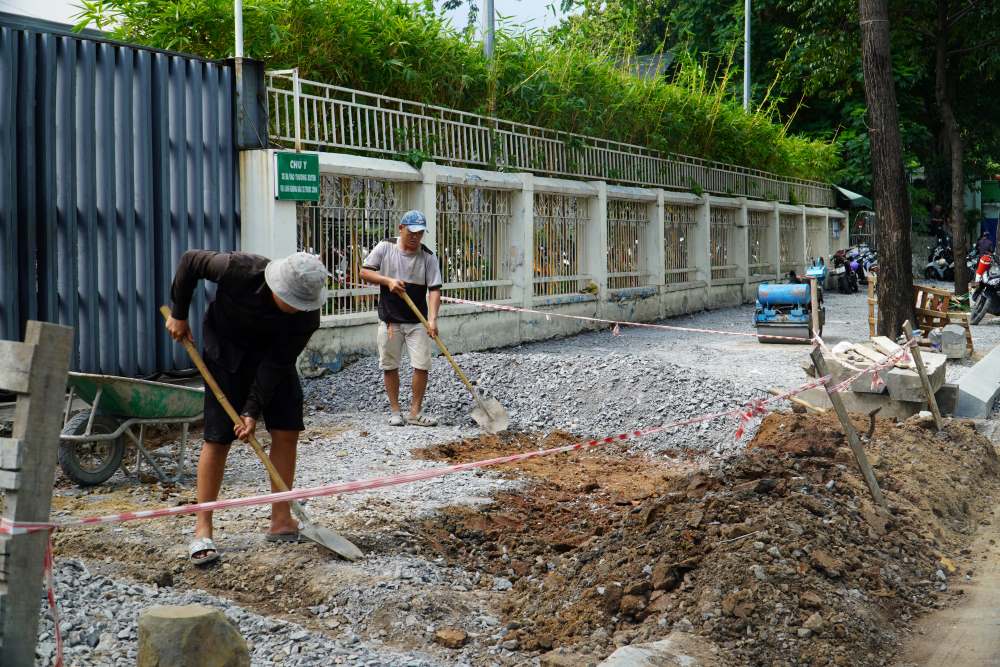 Máy móc cùng công nhân đang tất bật thi công, sớm hoàn thiện dự án chỉnh trang hè phố, trả lại lối đi sạch đẹp, thông thoáng và an toàn cho người dân TPHCM.