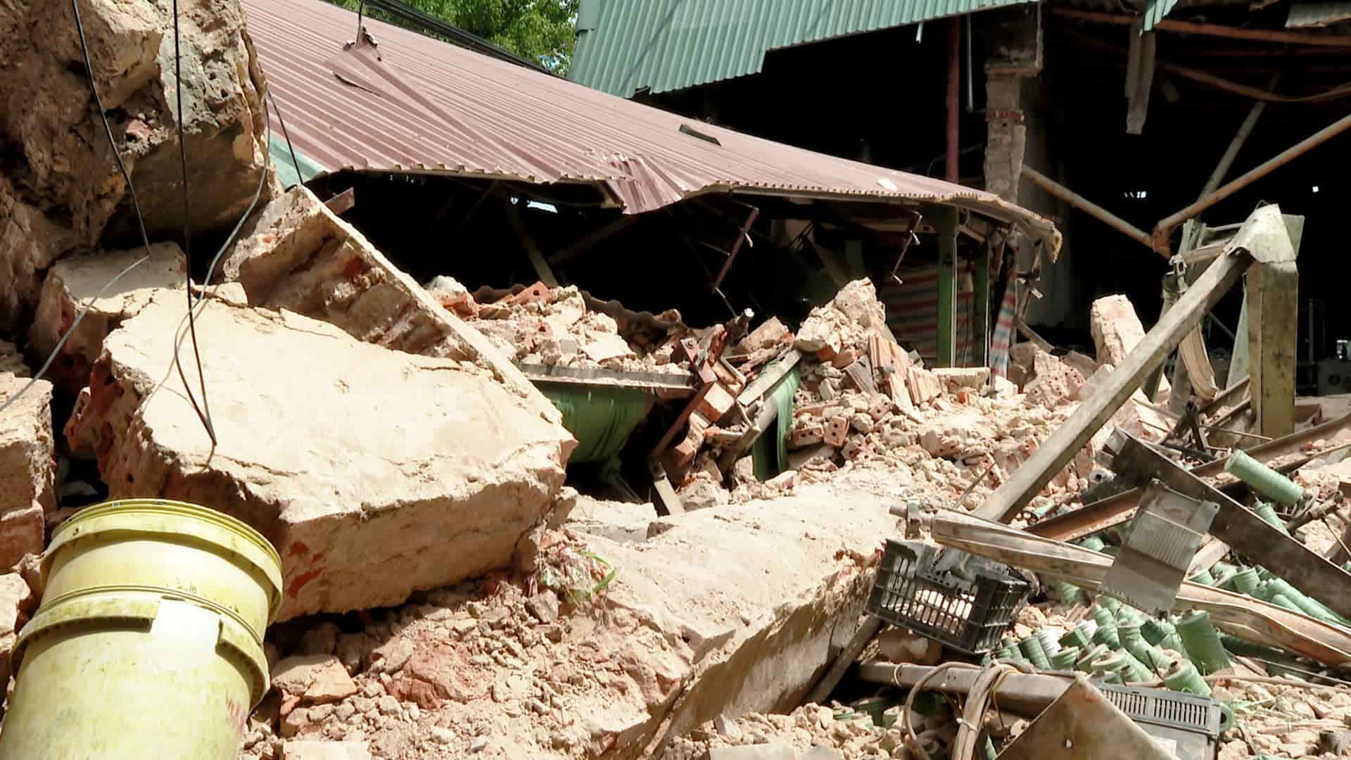 Hiện trường vụ sập nhà kho khiến 3 người thương vong. Ảnh: Nguyễn Trường