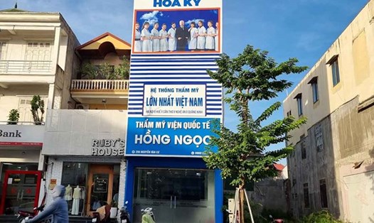 Cơ sở thẩm mĩ Hồng Ngọc (286 Nguyễn Văn Cừ, TP Vinh) quảng cáo “thẩm mỹ viện quốc tế” và “hệ thống thẩm mỹ lớn nhất Việt Nam”. Ảnh: Quang Đại