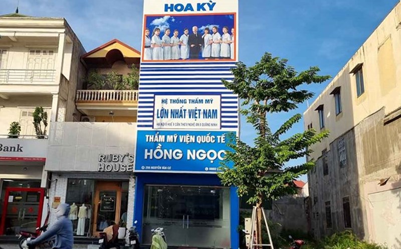 Cơ sở thẩm mĩ Hồng Ngọc (286 Nguyễn Văn Cừ, TP Vinh) quảng cáo “thẩm mỹ viện quốc tế” và “hệ thống thẩm mỹ lớn nhất Việt Nam”. Ảnh: Quang Đại