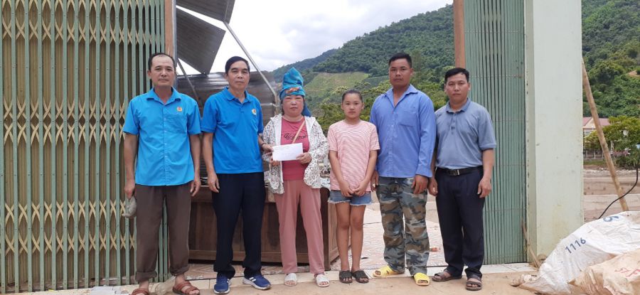 Các cấp Công đoàn Sơn La hỗ trợ người dân vùng lũ. Ảnh: Khánh Linh